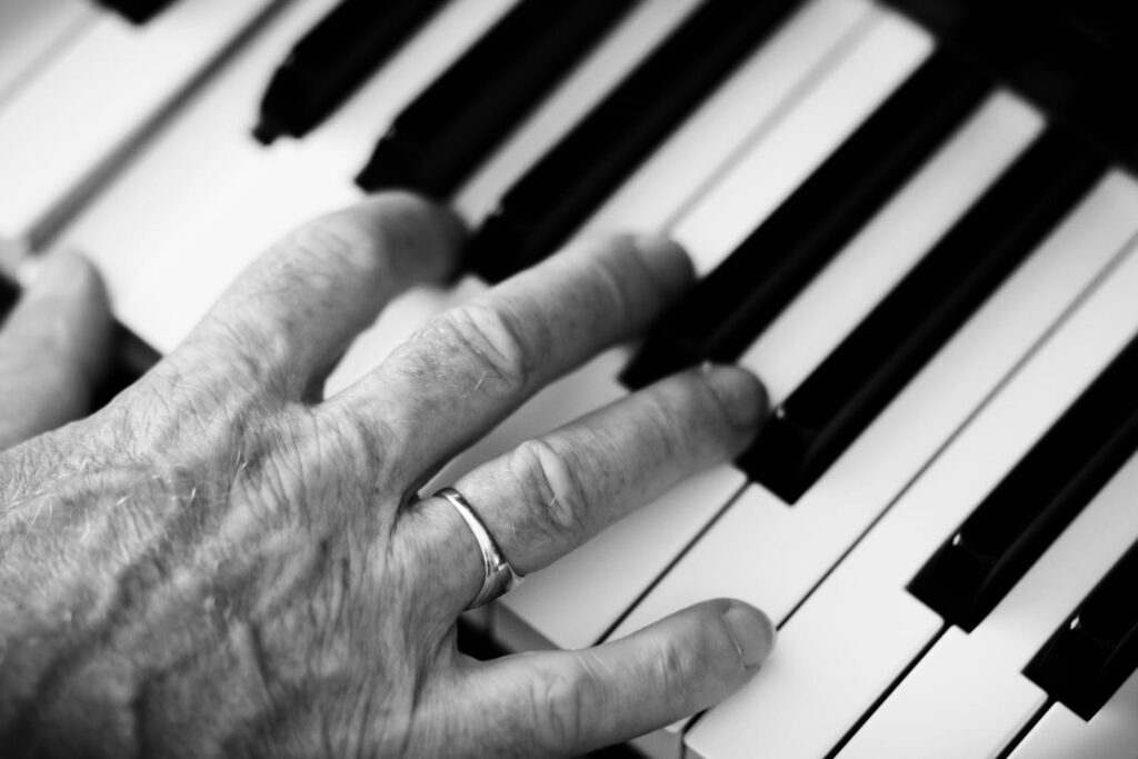 Ian Rae - Hand on Piano
